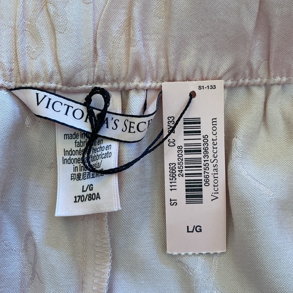 *NEW WITH TAGS* VICTORIA’S SECRET PAJAMA SET! Size L/XL - Picture 7 of 9